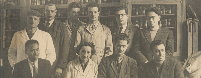 La botaniste Yvette de Ferré (1915-2003) avec ses étudiants de la faculté des sciences de Toulouse (probablement dans les années 1950). © Coll. privée, muséum d'histoire naturelle de Toulouse