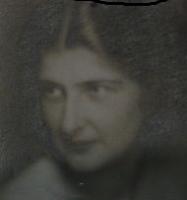 Photographie incluse dans la fiche étudiant d'Yvette Castells (Archives de l'ENSEEIHT)