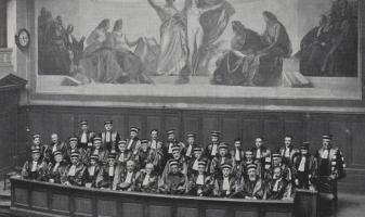 L'agrégée Marthe Condat (1er rang, 4e en partant de la gauche), avec le corps professoral de la faculté de médecine et de pharmacie de Toulouse en 1929. Revue Chanteclair, 24e année. © BIU Santé Paris