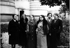 LES DAMES AUXILIAIRES DE L’OBSERVATOIRE DE TOULOUSE  (octobre 1935). De gauche à droit e: Melle Sudrès, Mme Pujol, Melle Anglade, chef de service du bureau des mesures, Melle Reynis, Melle Monville, Melle Soufri.