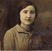 Yvette de Ferré étudiante. Photographie de son passeport.  Fonds Y. de Ferré - Université Paul Sabatier