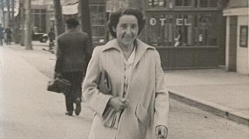Yvette de Ferré marchant dans la rue (probablement dans les années 1940) Coll. privée, Muséum d'histoire naturelle de Toulouse